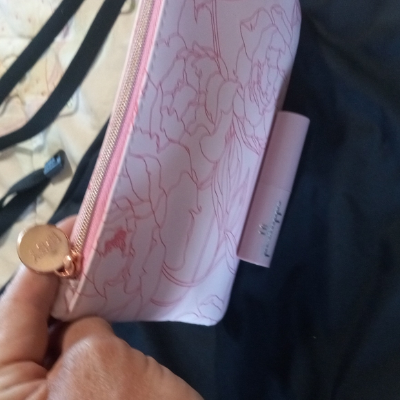 Bundle of pink ispy bag and pink lips color called Dream - Picture 3 of 5